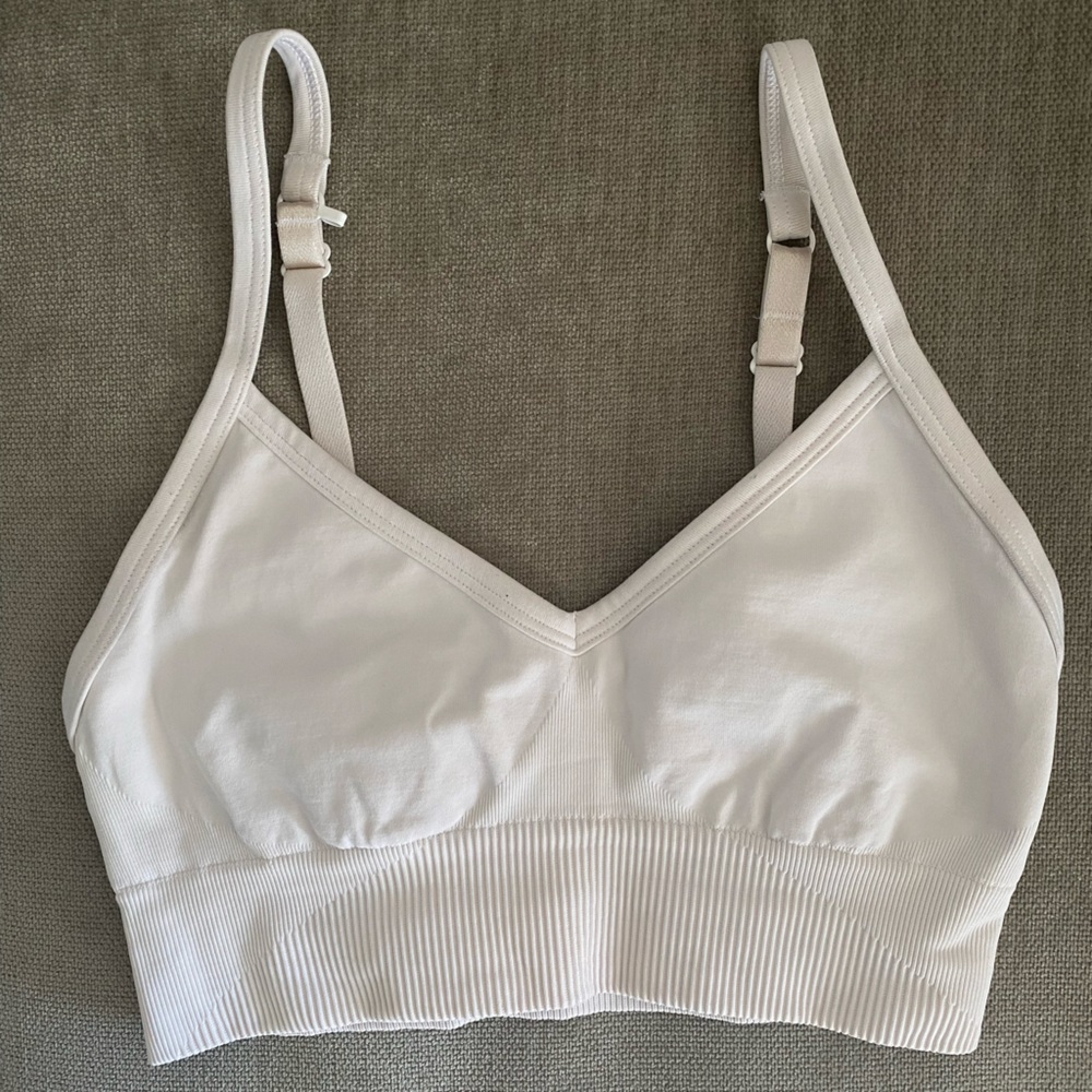 lululemon Ebb to Street *light support C/D cup in white Size 2